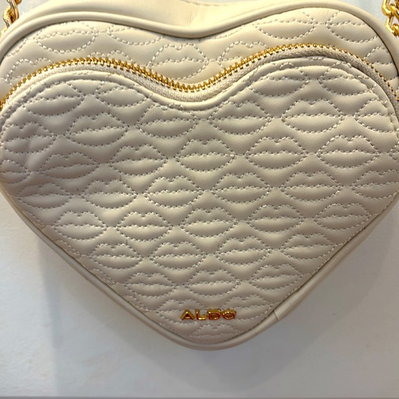 NWT Aldo Cream Heart Quilted Lips Crossbody Bag with Gold Chain - Picture 3 of 7